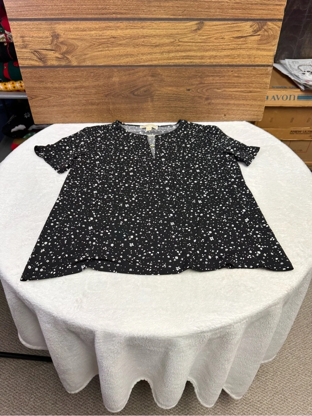 Michael Kors Black Star-Print Short Sleeve Top with Gold Bar Keyhole size medium